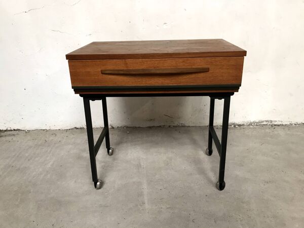 Chevet, bout de canapé en teck sur roulettes, années 60