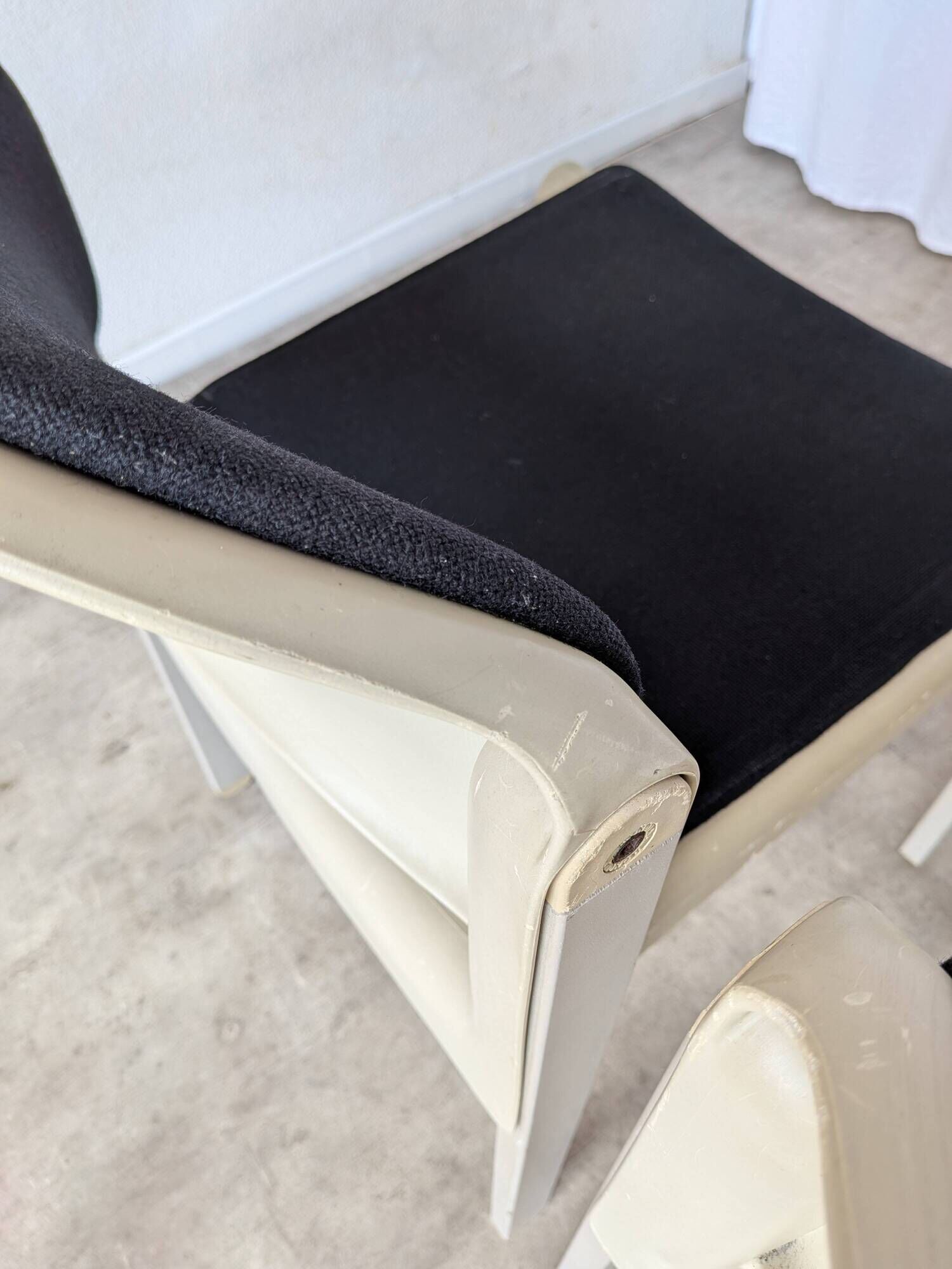 Set of 4 Vintage Aeon Mondial Stackable Chair / Dutch Postmodern Dining Cha