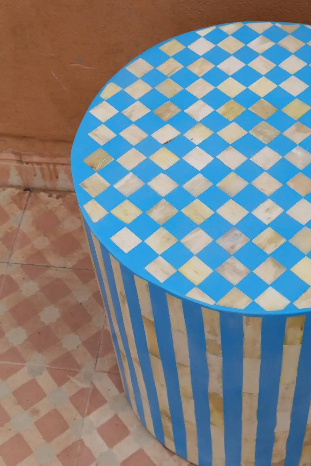 Table d'appoint tabouret en marqueterie os et résine bleue