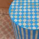 Table d'appoint tabouret en marqueterie os et résine bleue