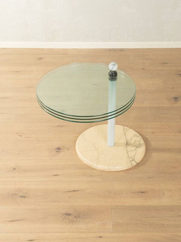 Table d'appoint sculpturale des années 1980 avec des plateaux en verre pivotants et une base en marbre massif.