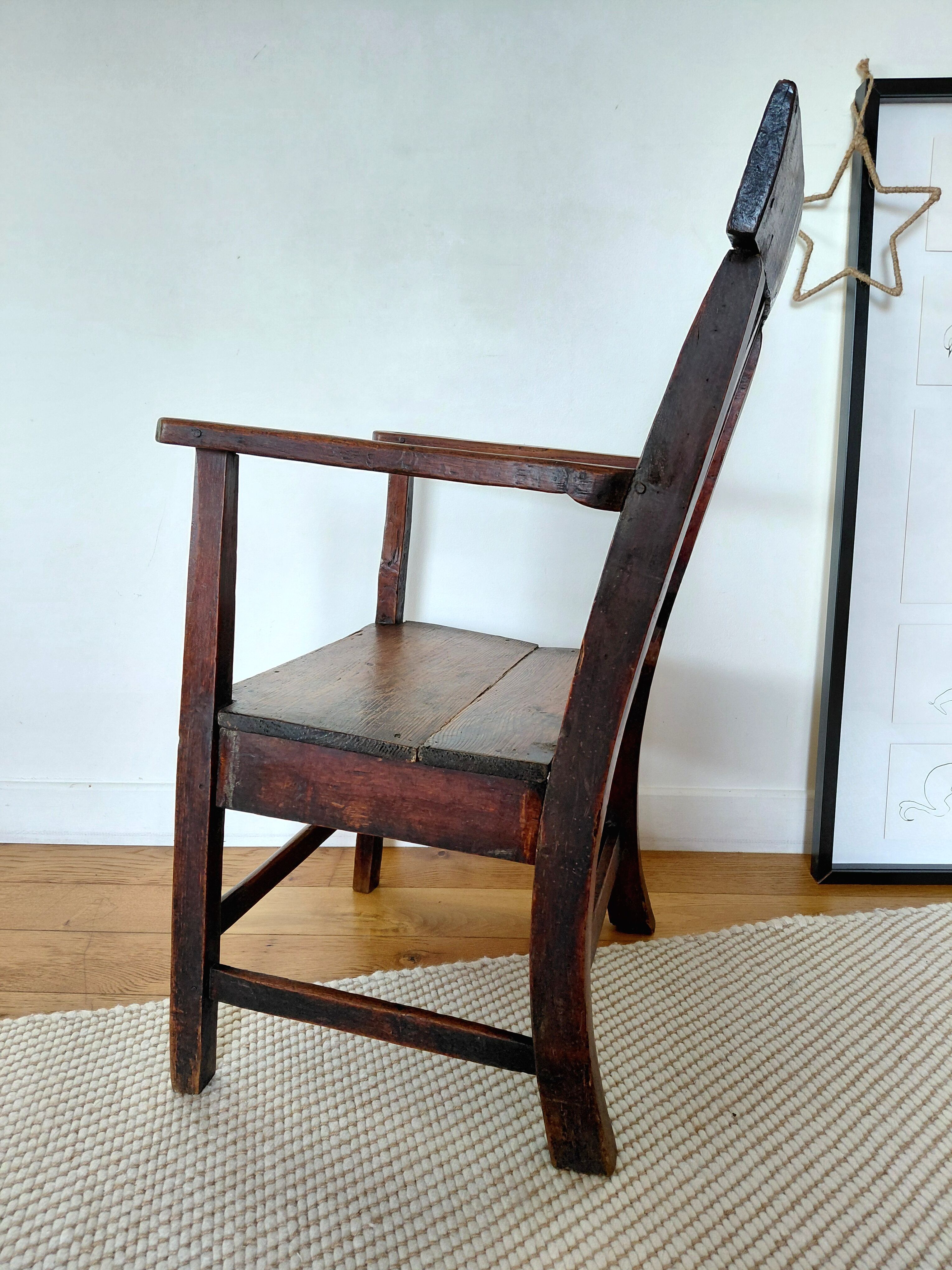 Fauteuil ancien en chêne massif-style Gallois et Art Populaire