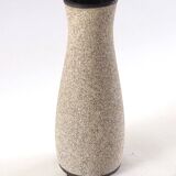 Vase années 1950, boutons de roses et aspect sablé