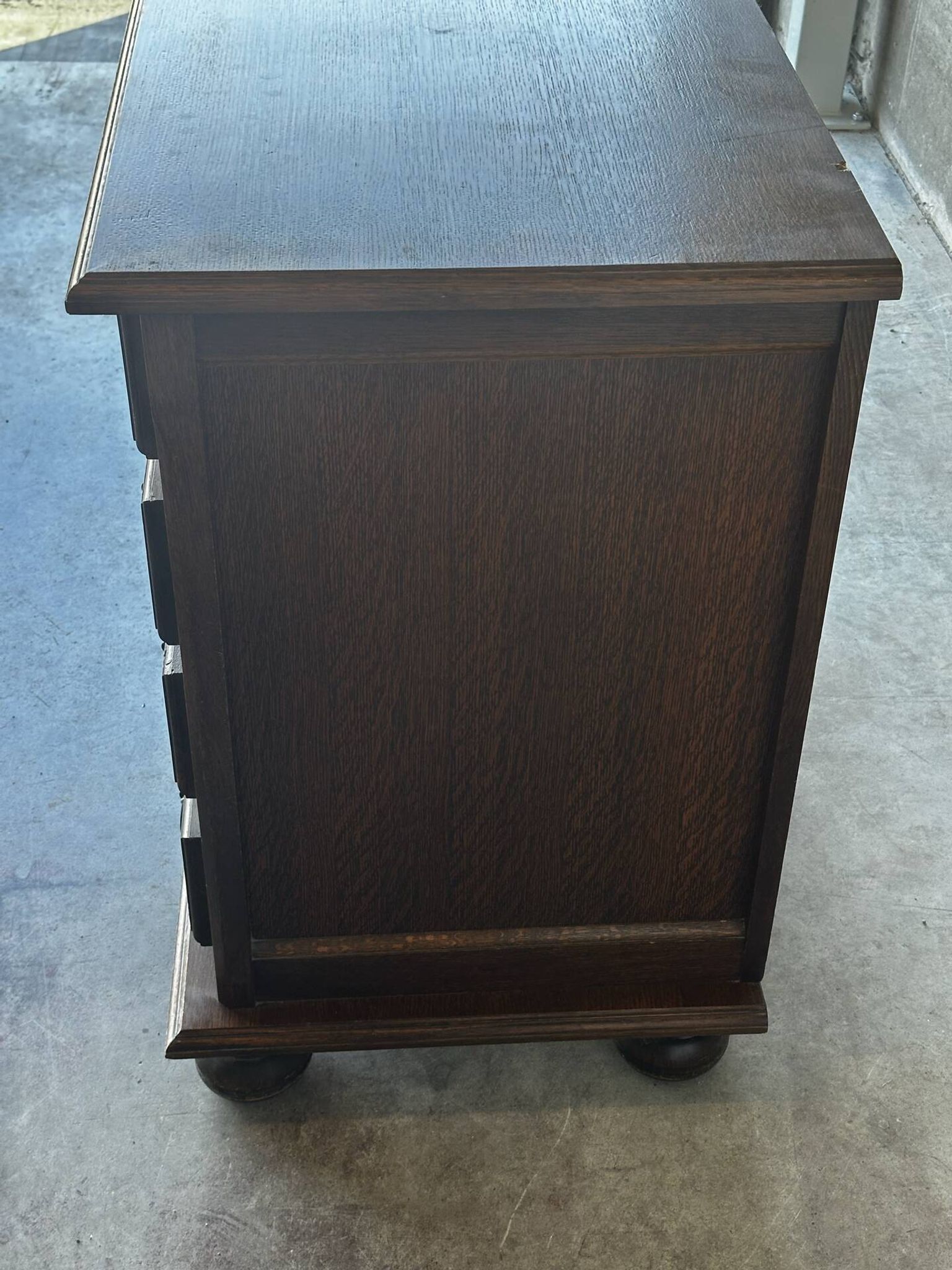 Vintage oak and veneer chest of drawers with 4 drawers.