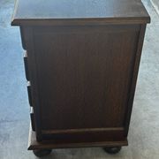 Vintage oak and veneer chest of drawers with 4 drawers.