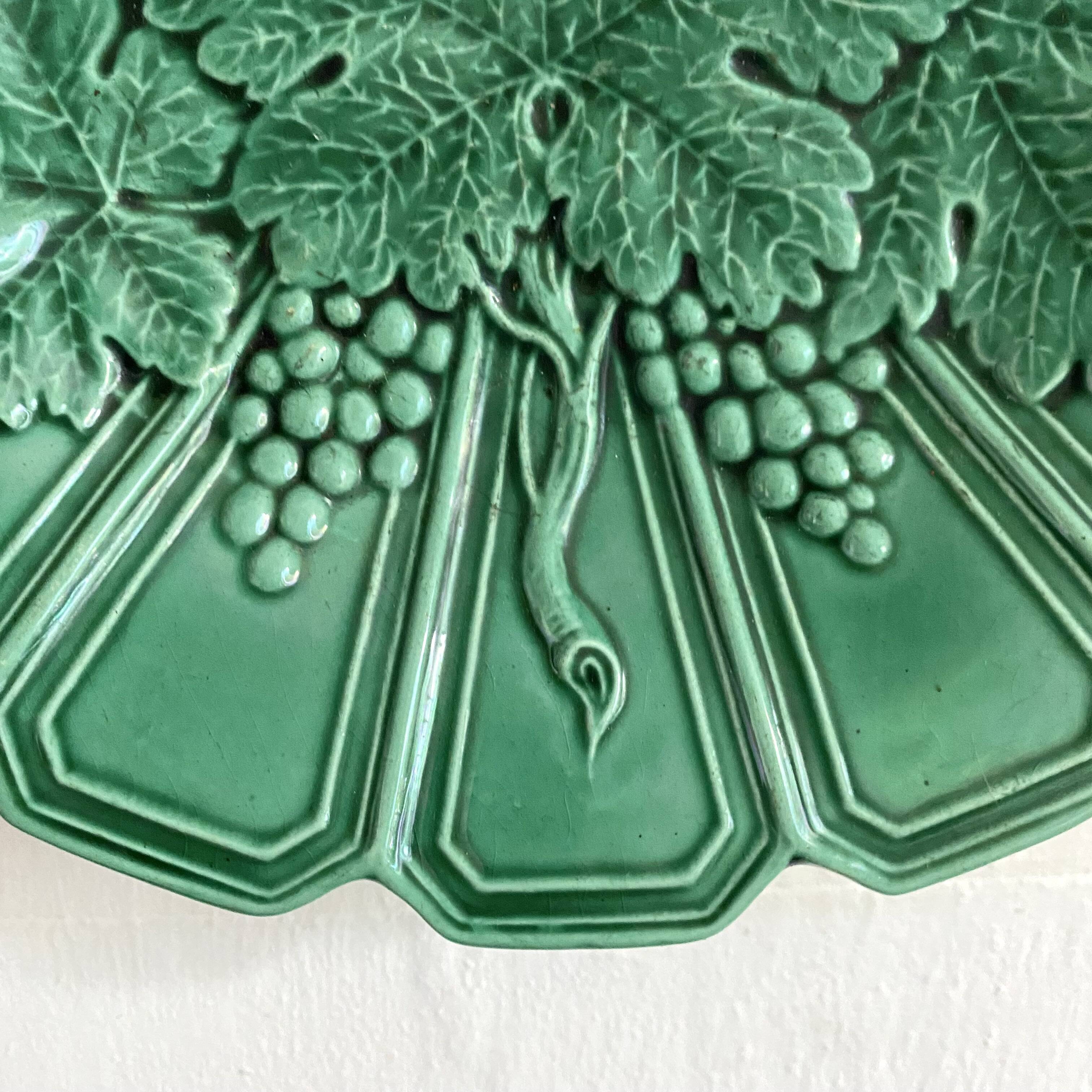 Wall plate in earthenware with a vine leaf design