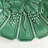 Wall plate in earthenware with a vine leaf design