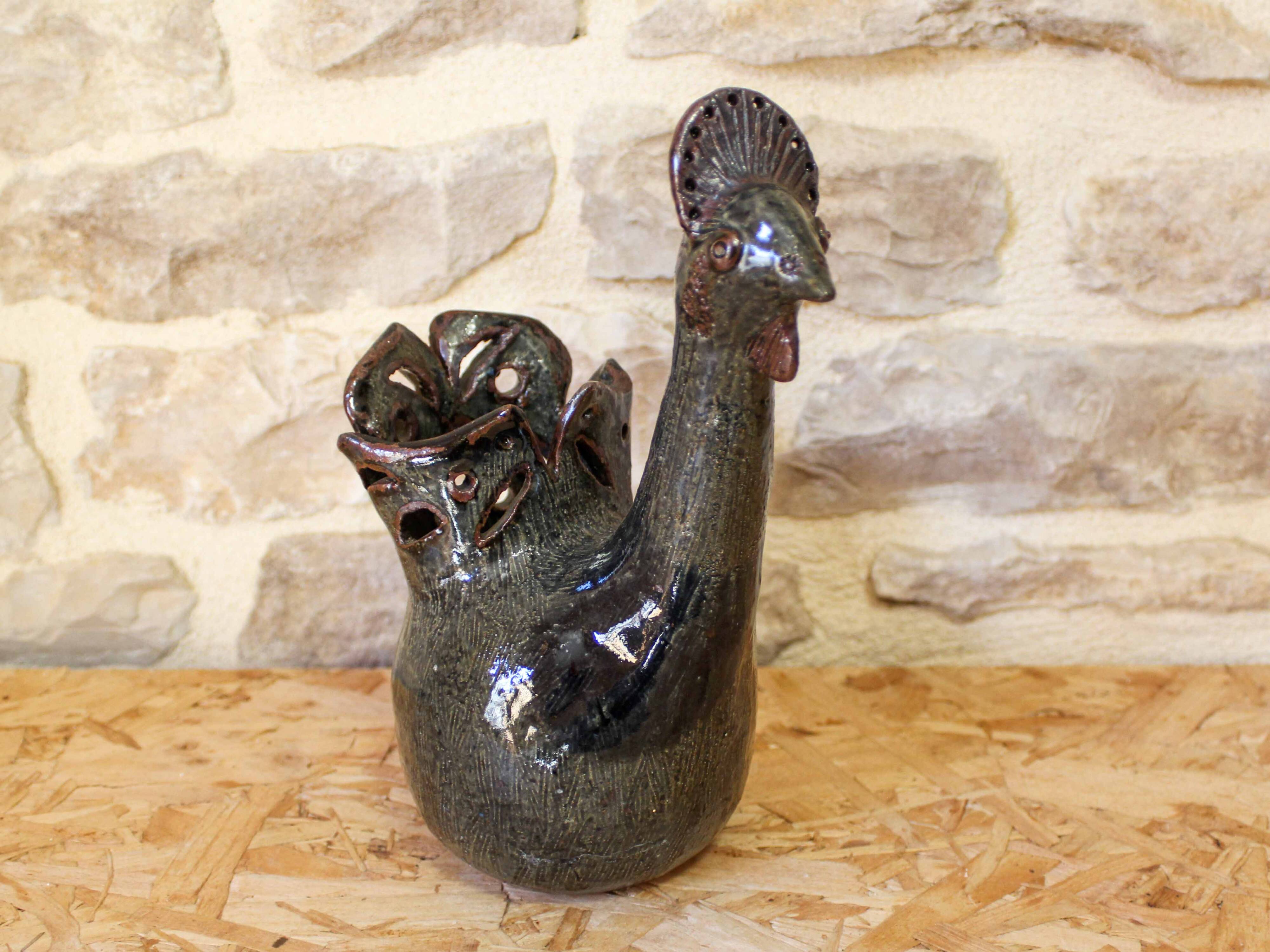Ceramic vase in the shape of a hen