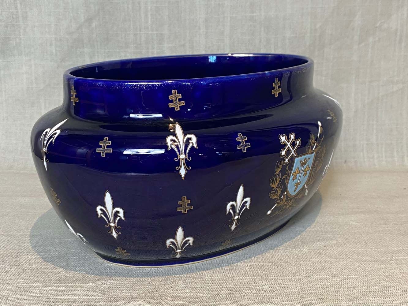 Planter signed Luneville K&G blue background