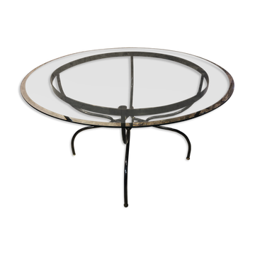 Table piètement fer forgé et laiton plateau en verre biseauté, années 1980
