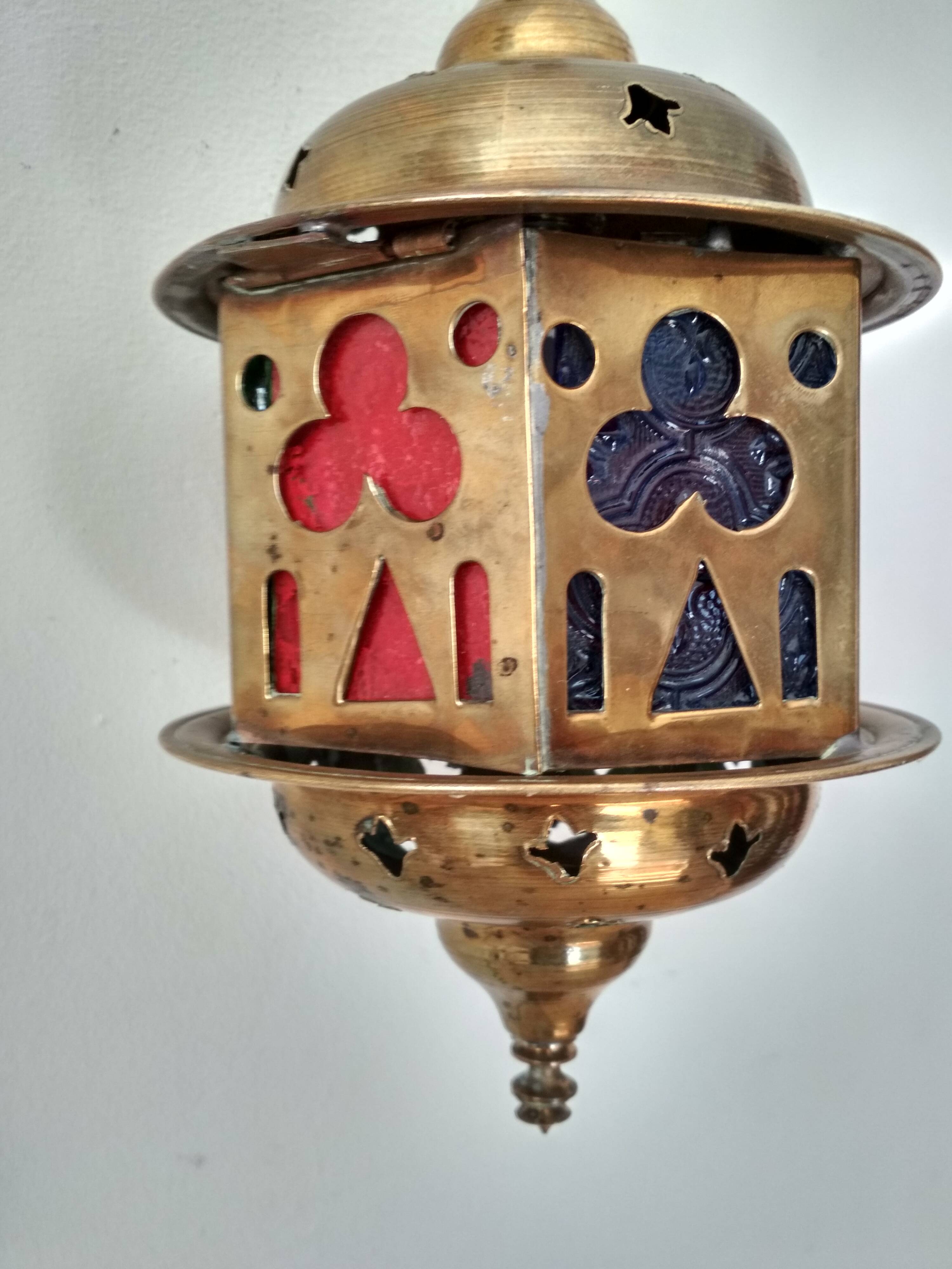 Suspension lantern in moucharabieh brass, colored windows