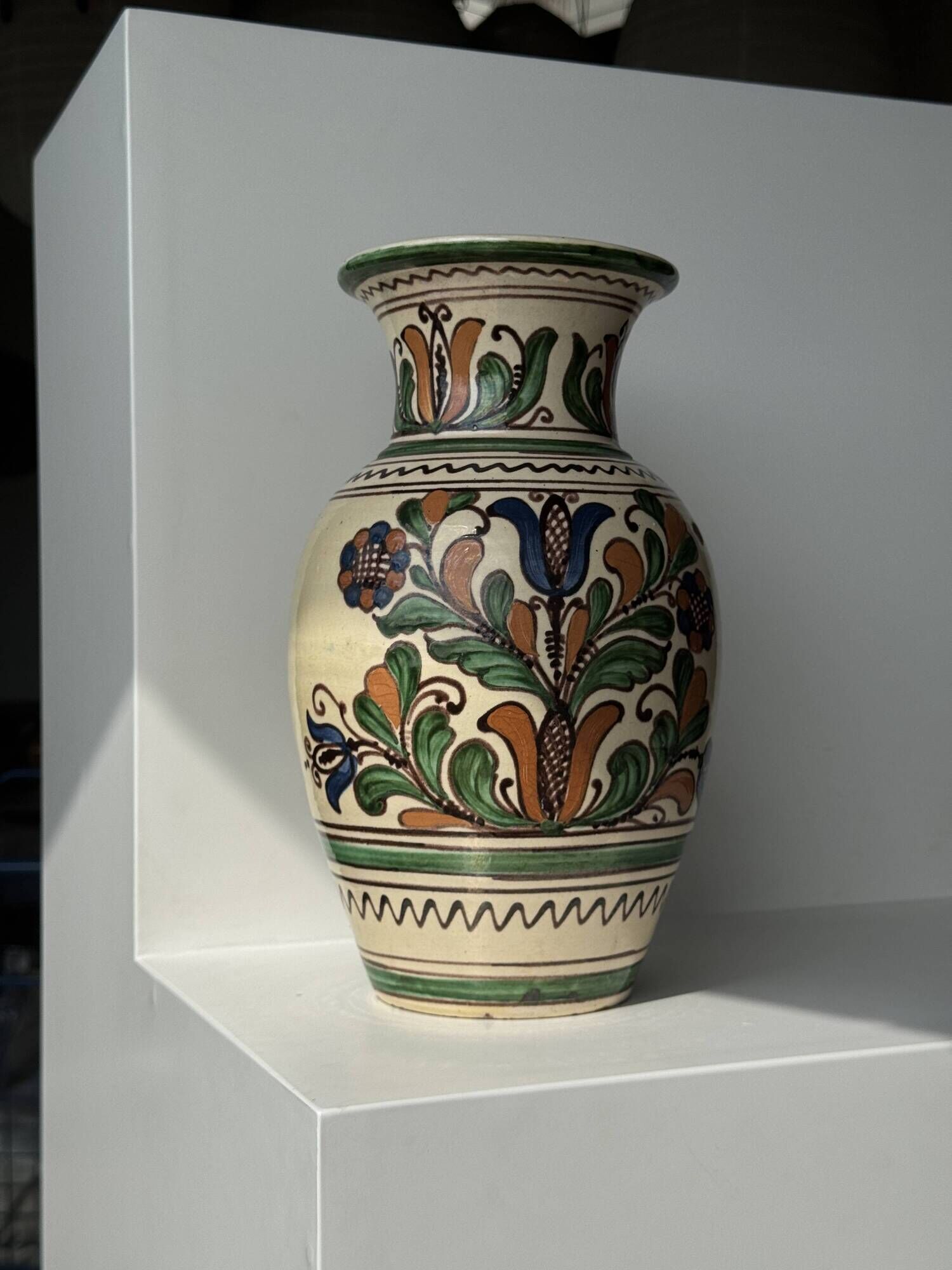 Large Provençal vase with beige background, green, blue and brown decoration of stylized plants