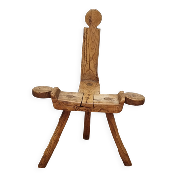 Brutalist chair in solid wood, European handcrafted work from the early 20th century.