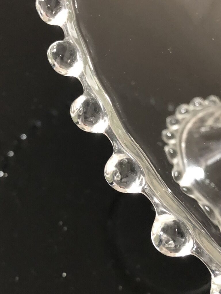 Flat cake display on foot and flat