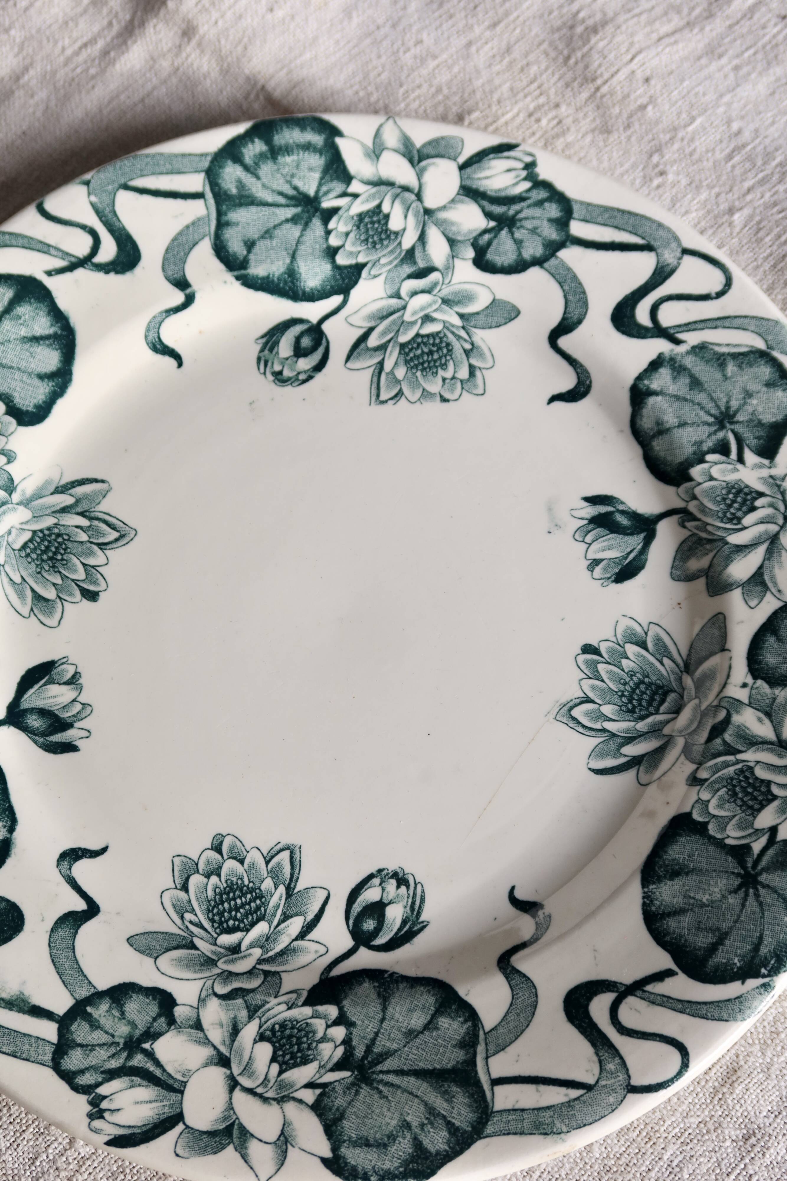 Assiette à dessert ancienne terre de fer Salins modèle Nénuphar