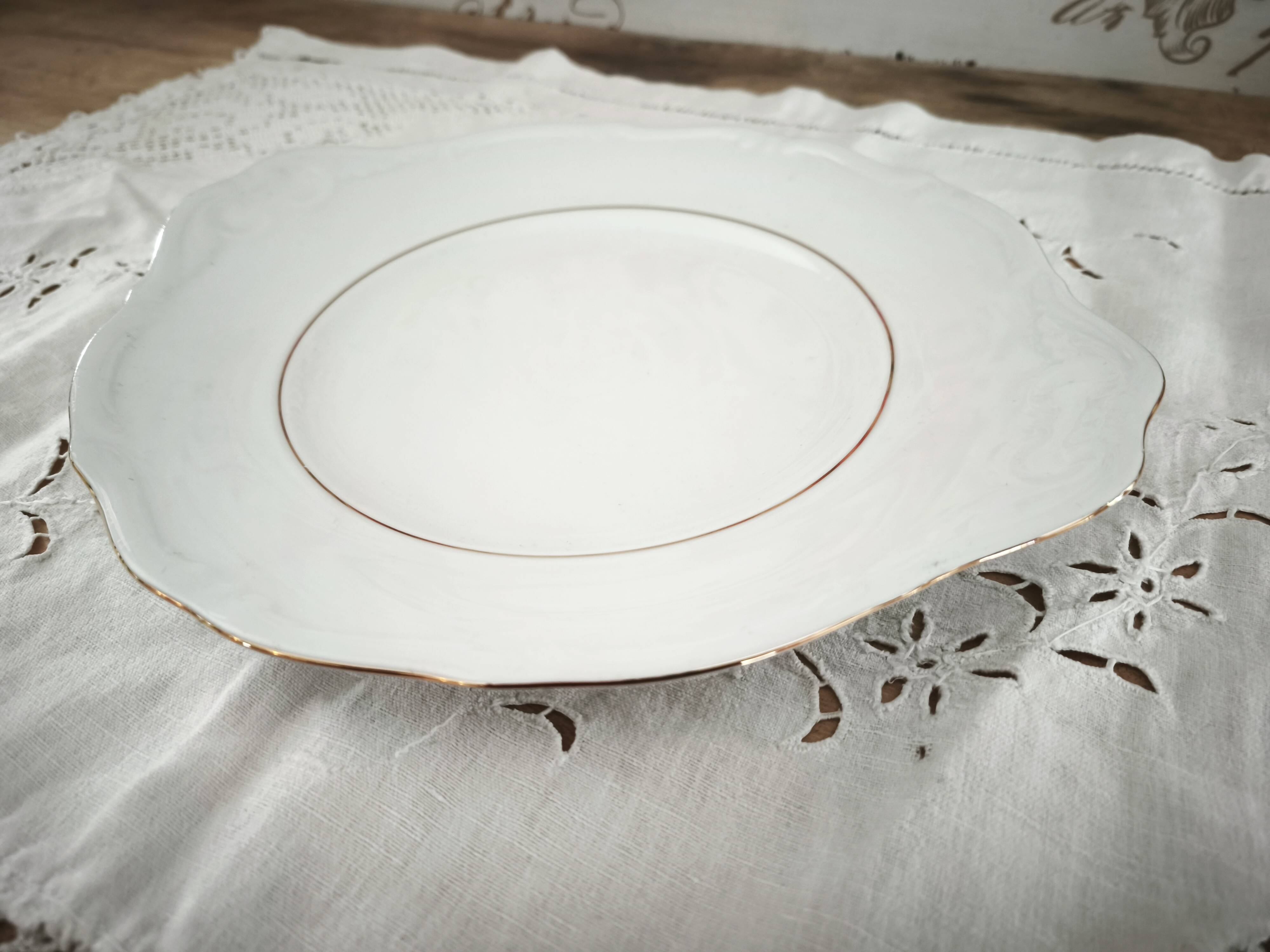 Porcelain mignardise dish with ear handles, double gold line manufacture.