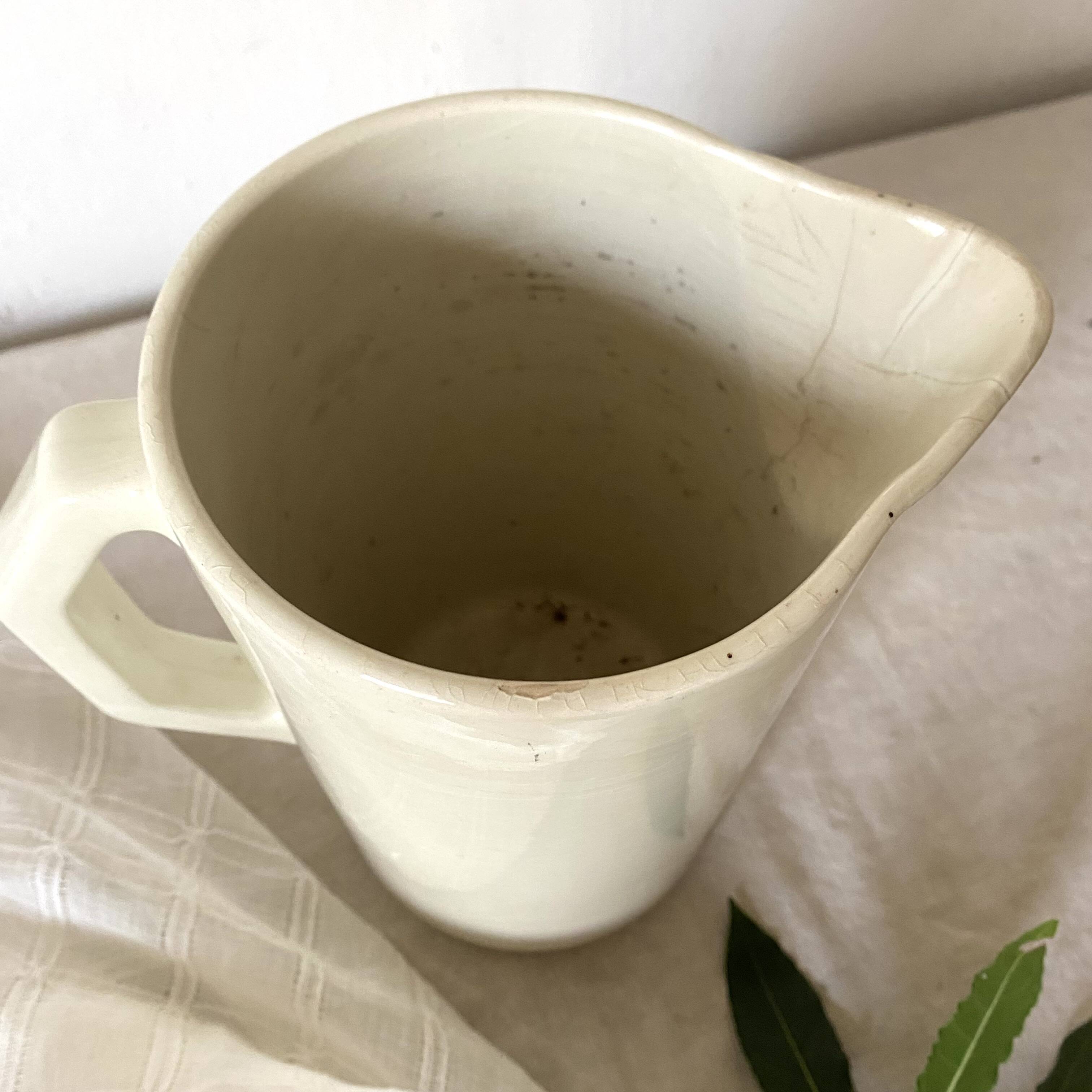 Old pitcher, Gien pitcher