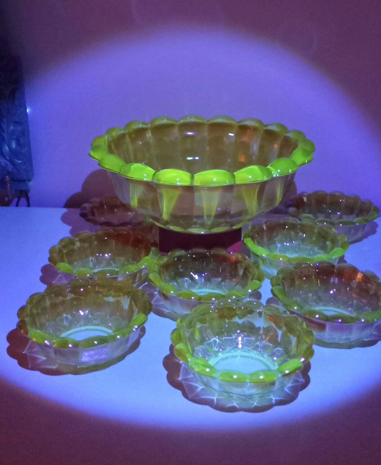 Vintage salad bowl service and 8 iridescent glass cups