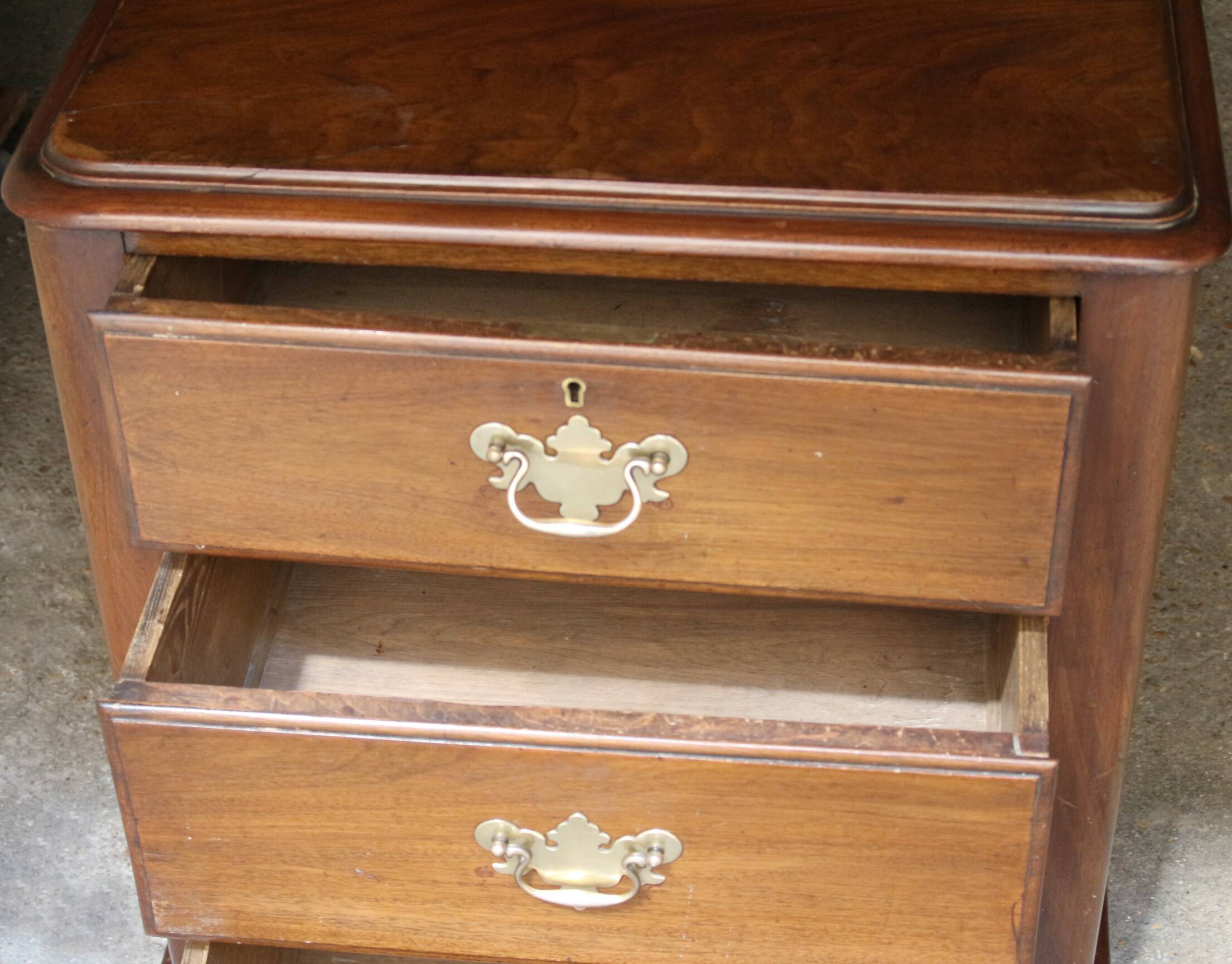 Adorable Edwardian commode in solid mahogany! Around 1900.