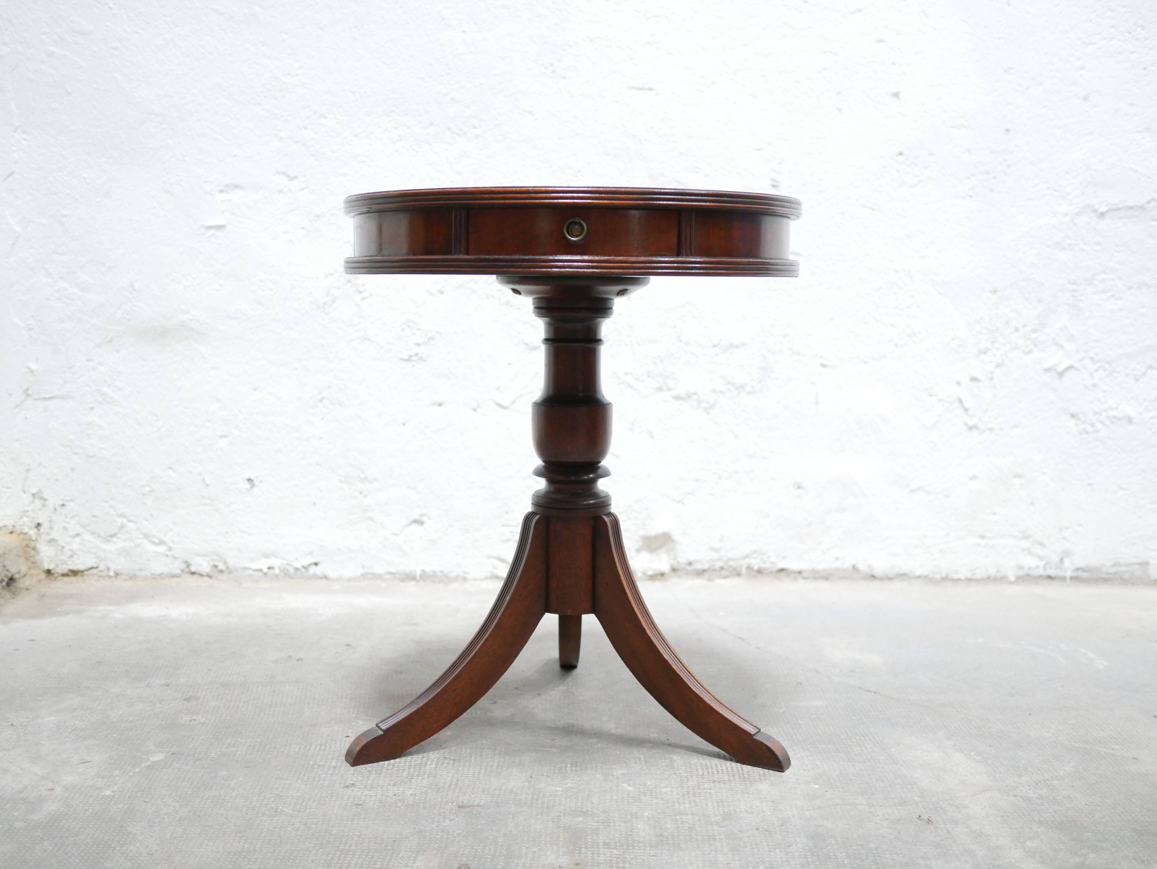 Vintage English pedestal table in wood and leather