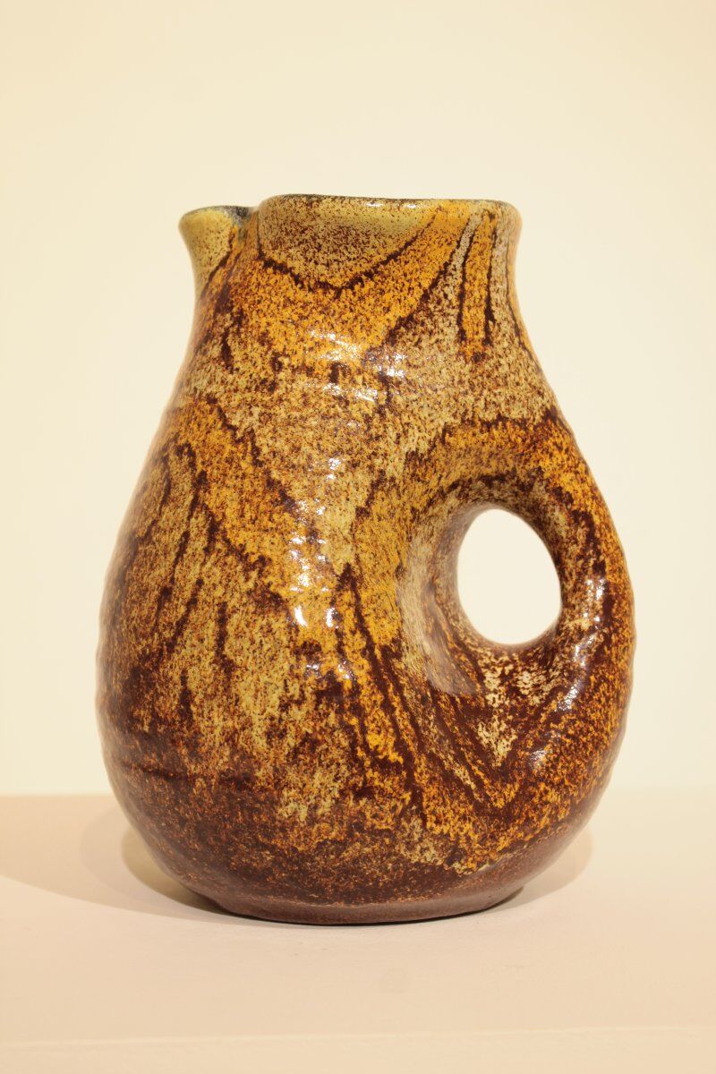 Organic-shaped pitcher - Accolay pottery