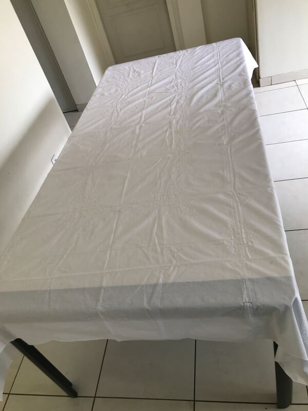 Nappe et 12 serviette brodés vintage
