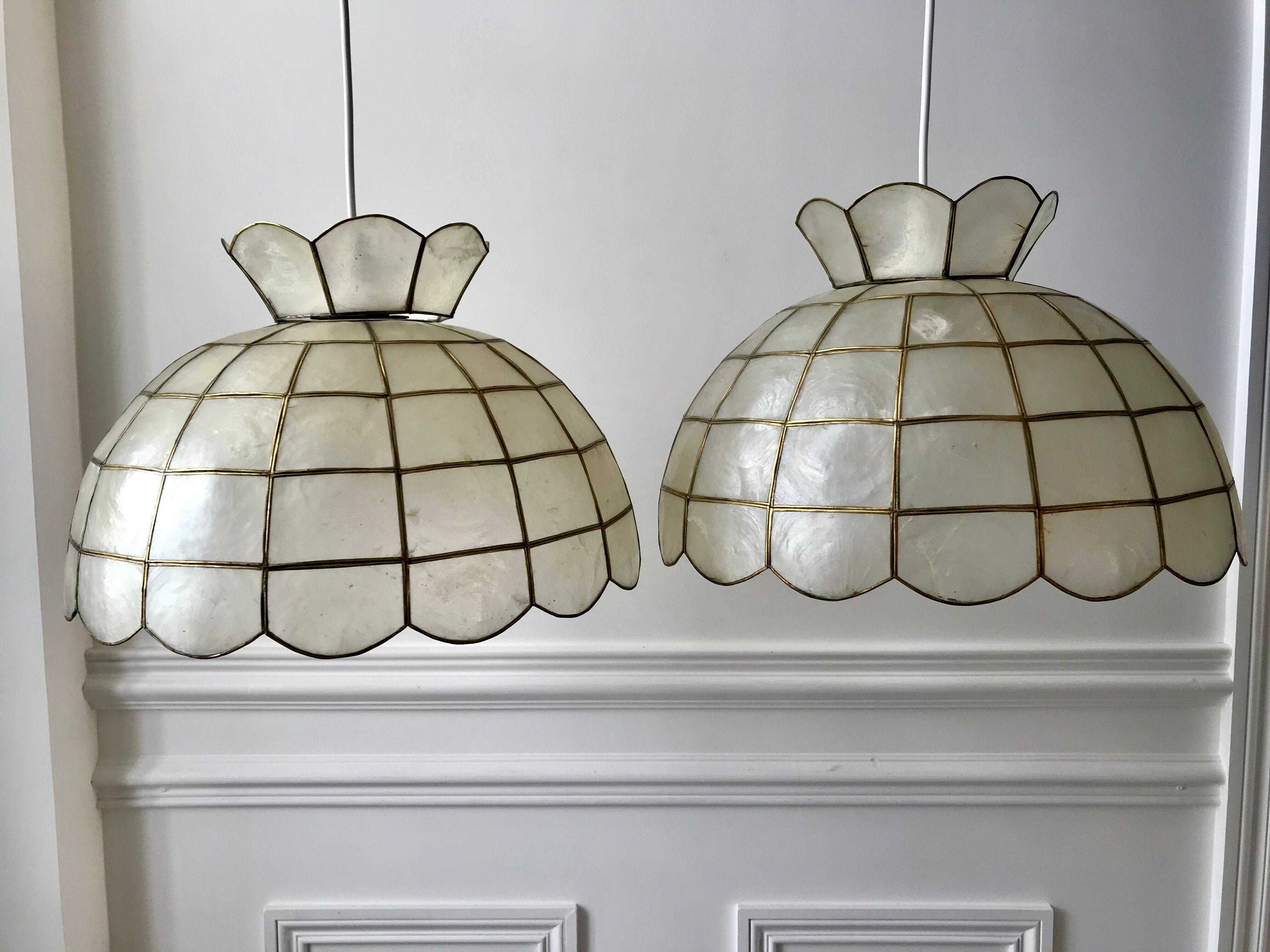 Pair of mother-of-pearl and brass suspensions 60-70s