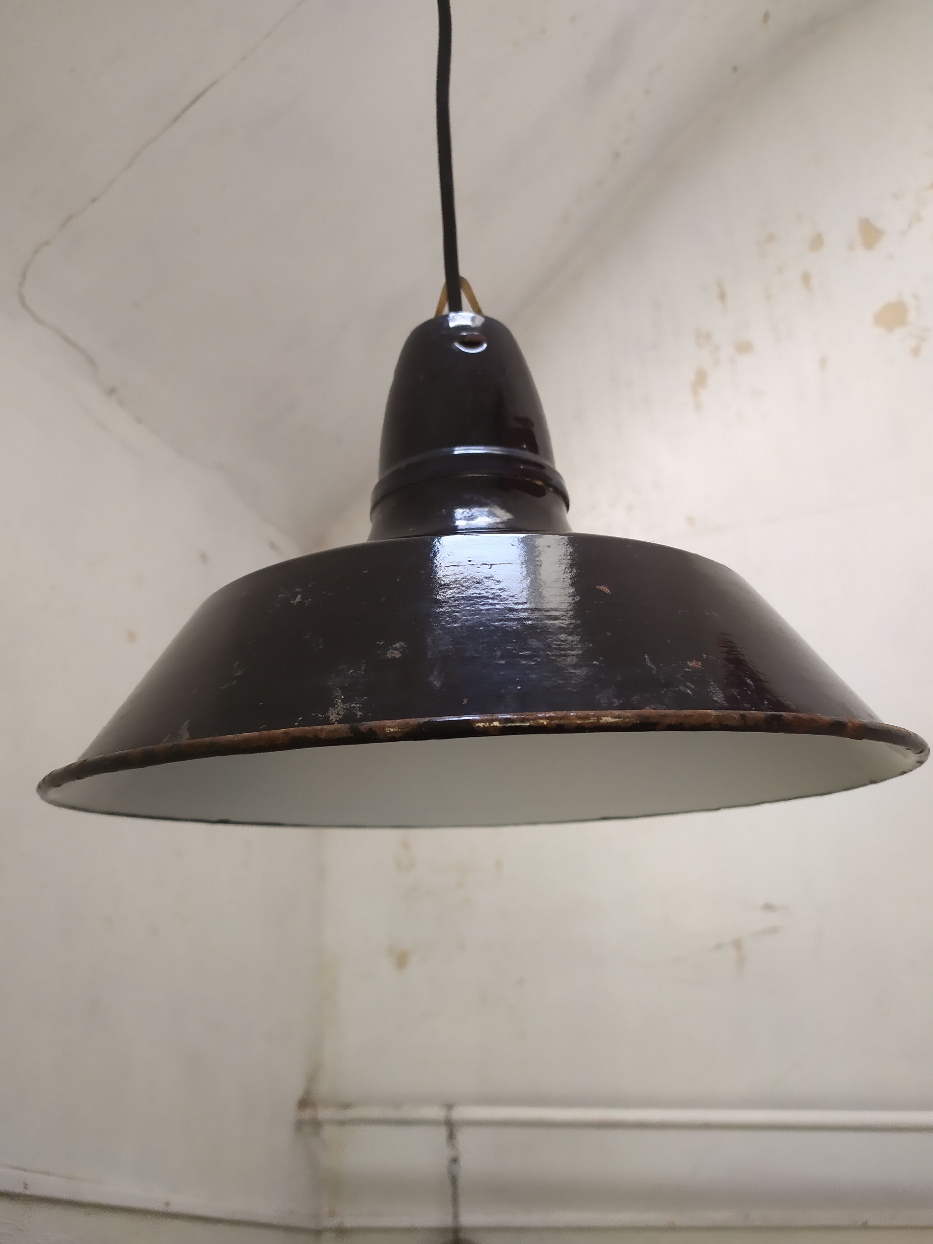 Suspension industrielle en tôle émaillée