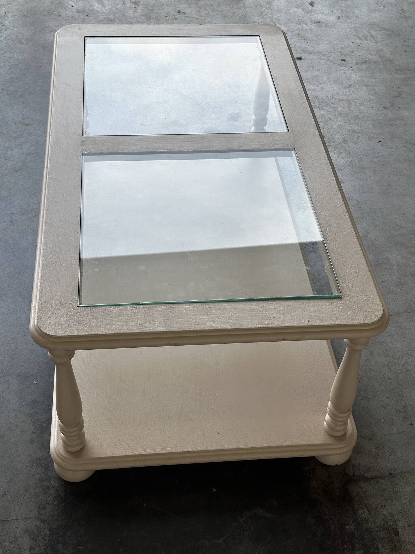Table basse vintage crème rosé à double plateau et verre