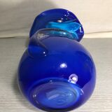 Vase ancien en verre multicouche bleu décor fleur soufflé col corolle vintage