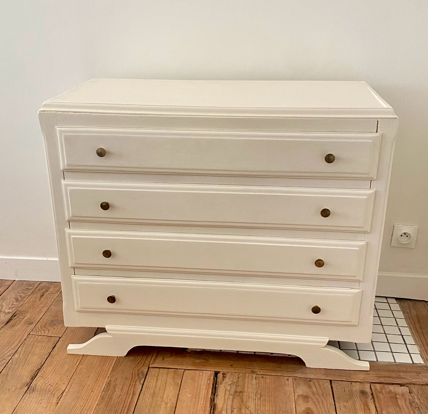 Vintage commode with moustache legs