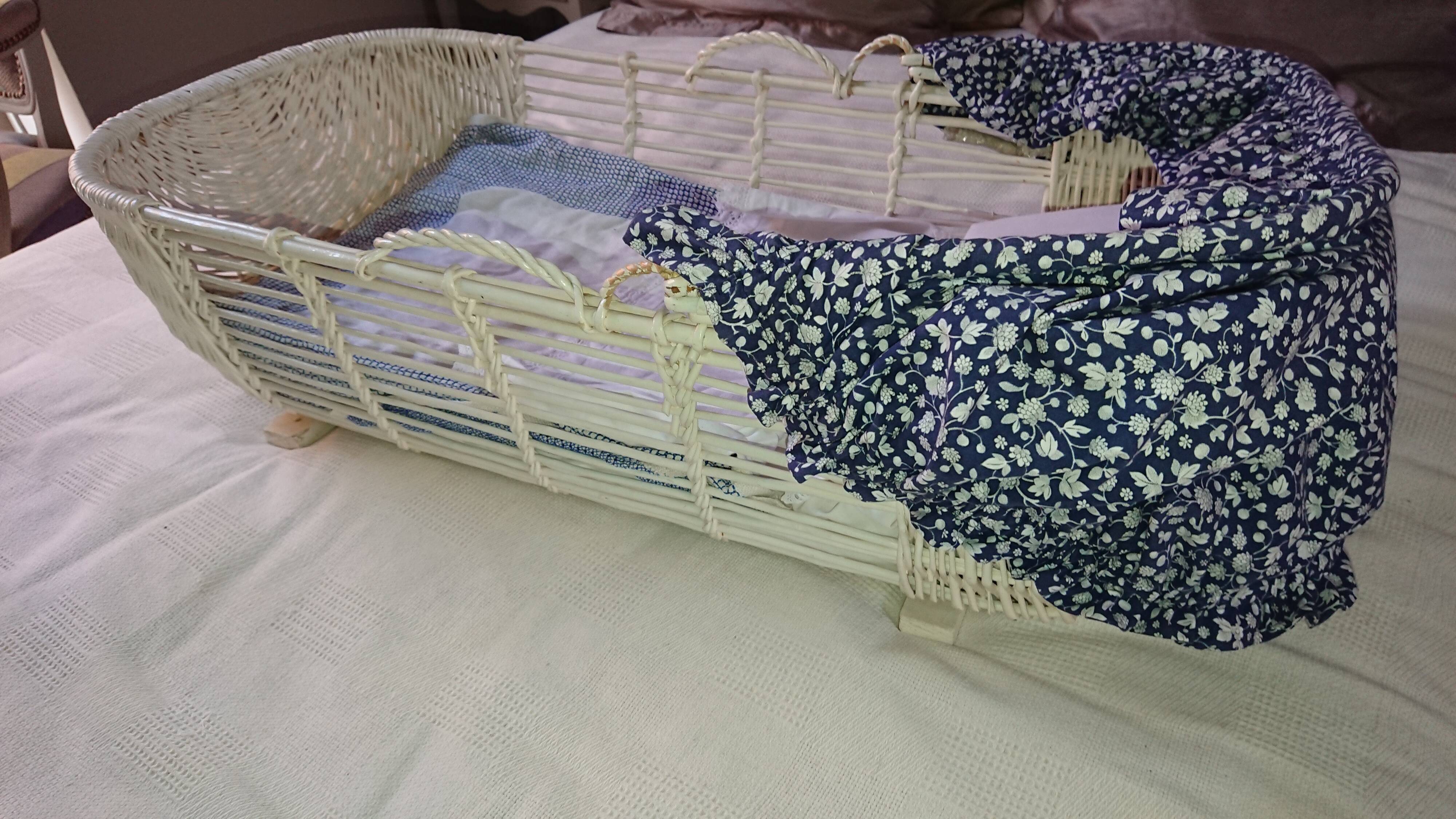 White rattan baby bed bassinet France 70's