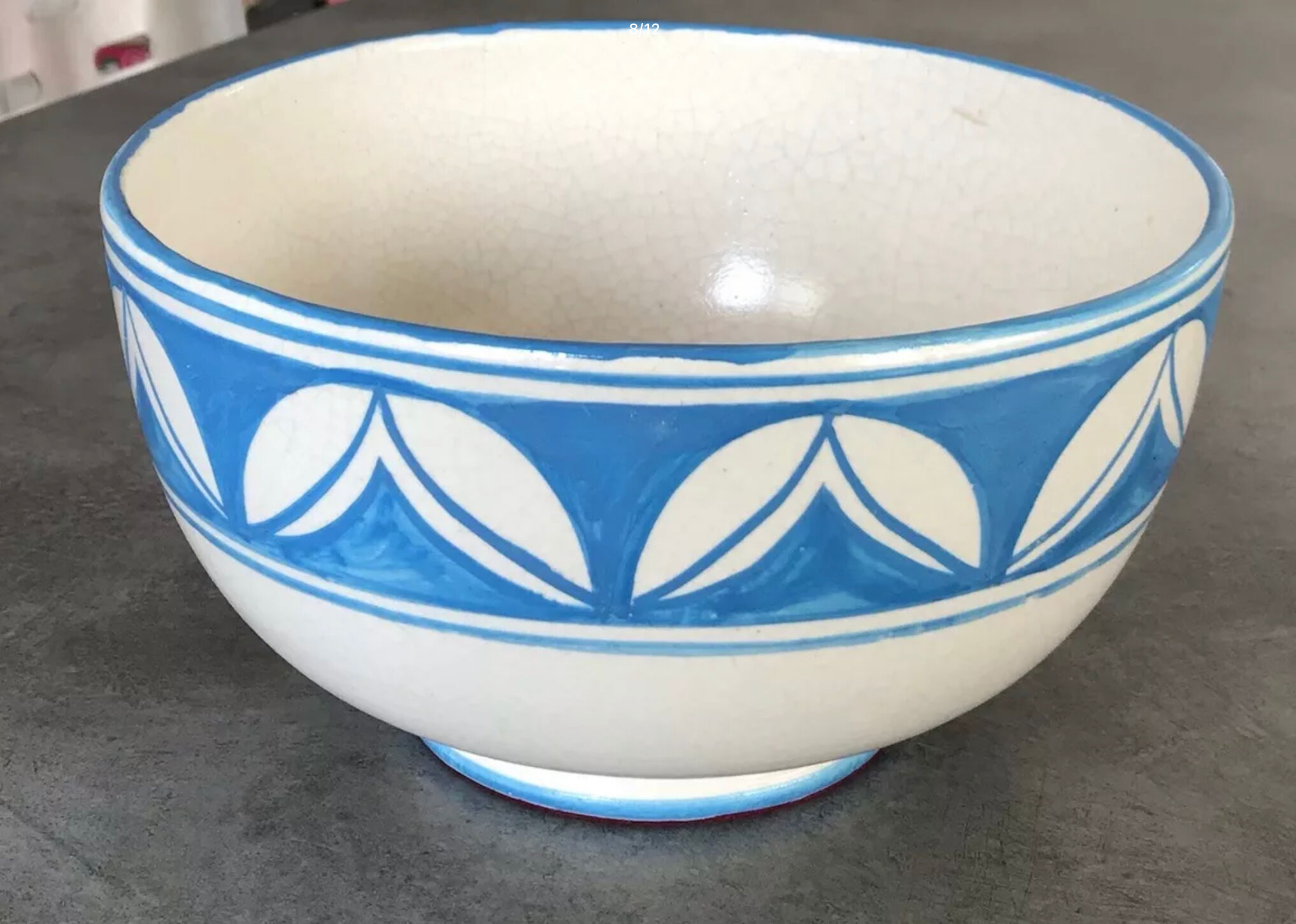 Plat coupe ancien en céramique craquelé à décor de peinture bleu