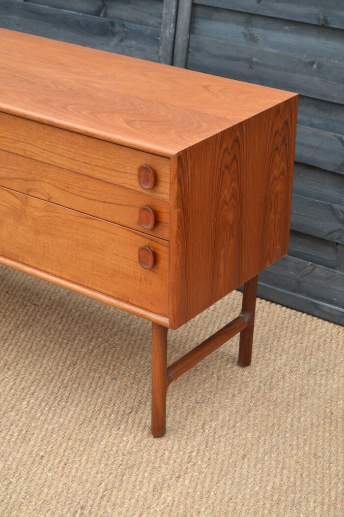 Teak chest of drawers by Meredew * 132 cm