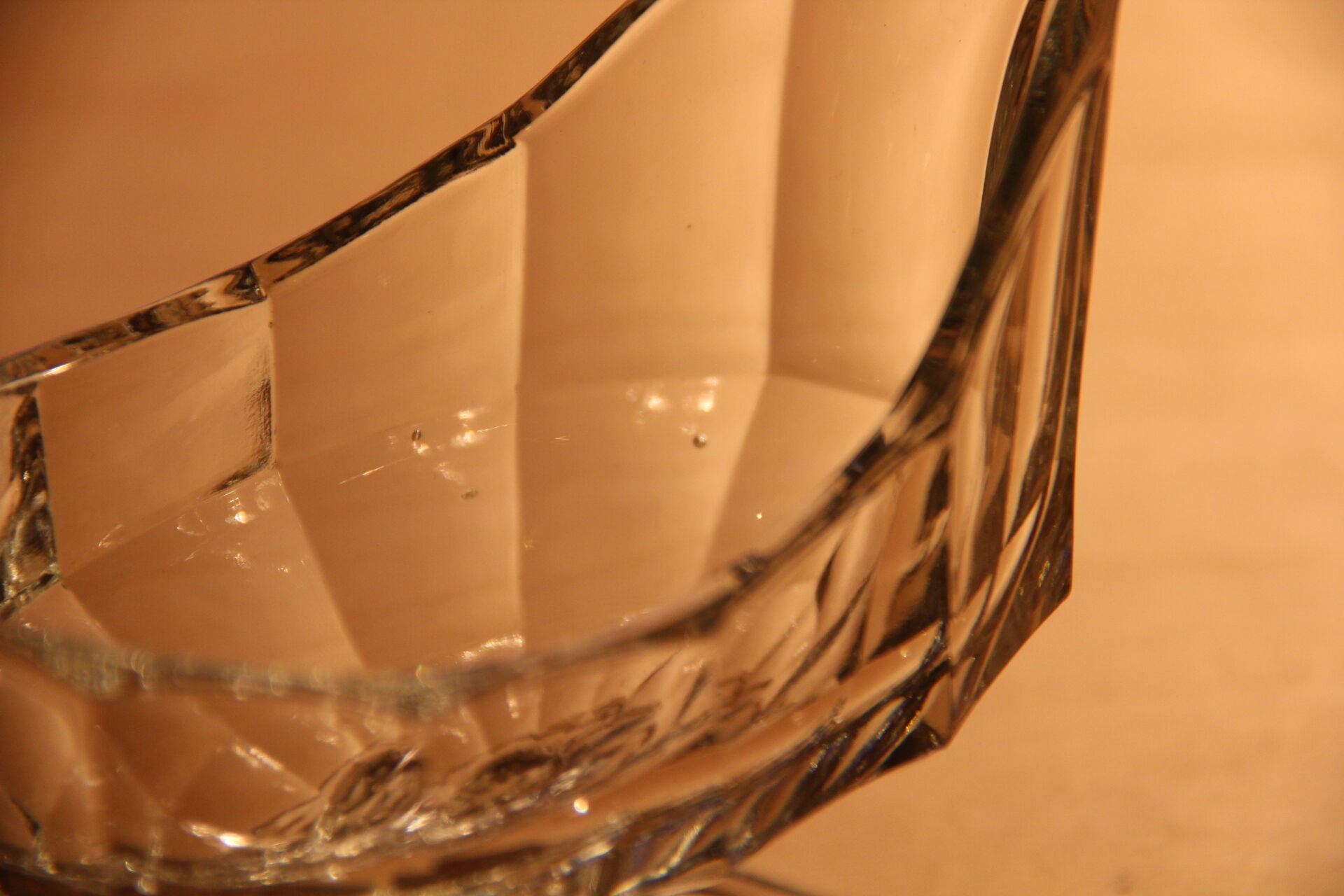 Saucière art-déco en verre moulé