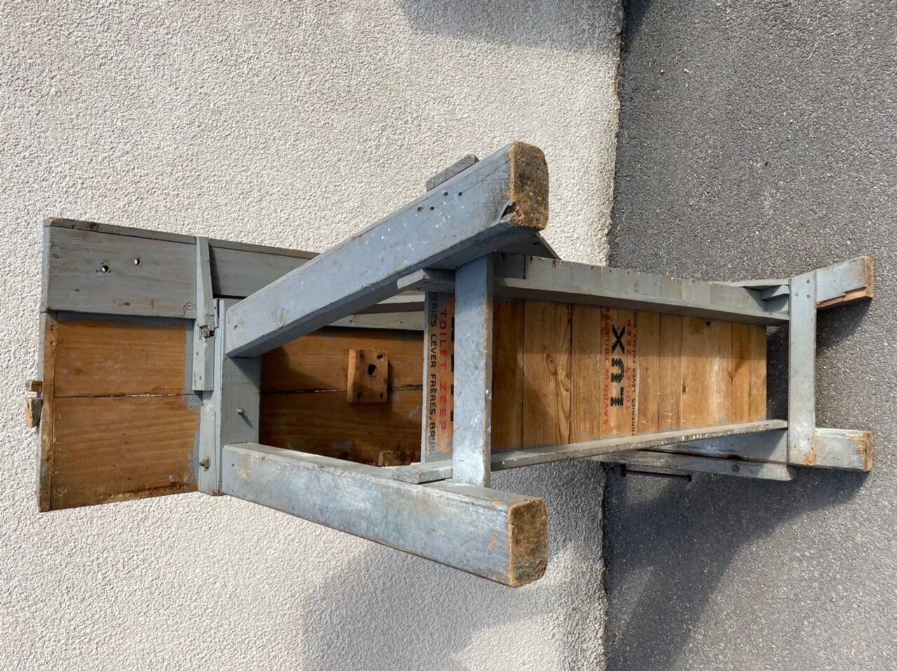 Luthier 19's grey workbench