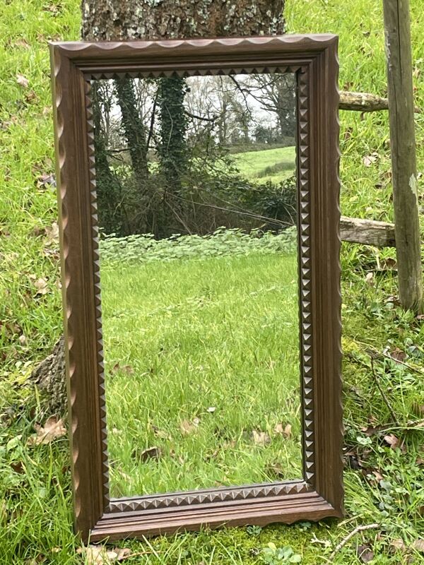 Miroir rustique dit brutaliste, bois naturel sculpté mouluré