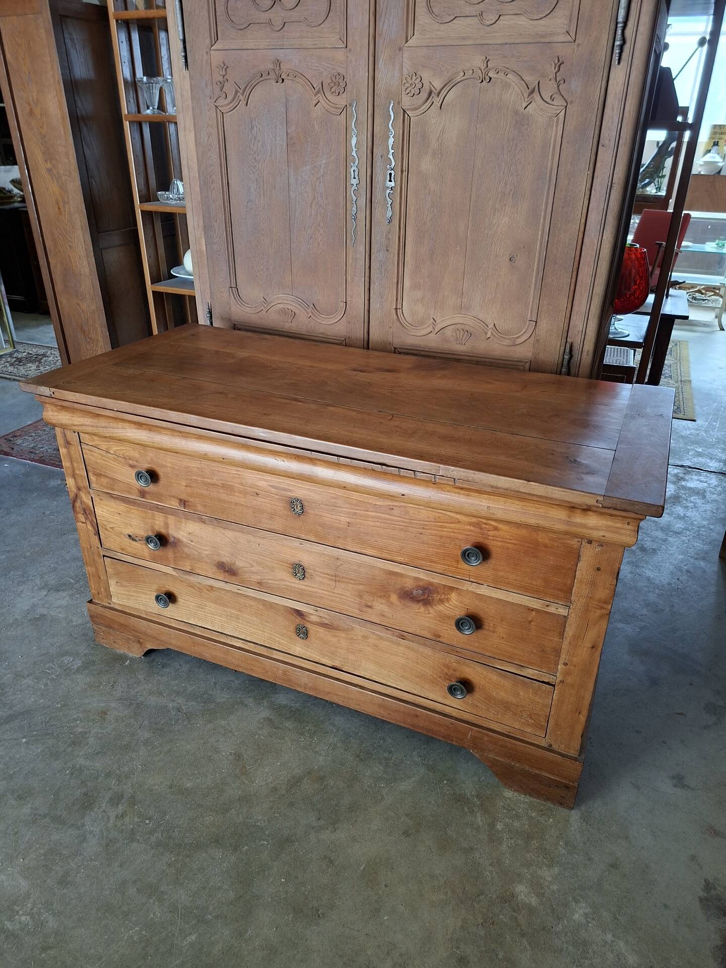 Louis Philippe 19th-century chest of drawers in solid walnut.