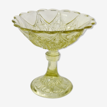 Coupe sur pied en verre moulé jaune