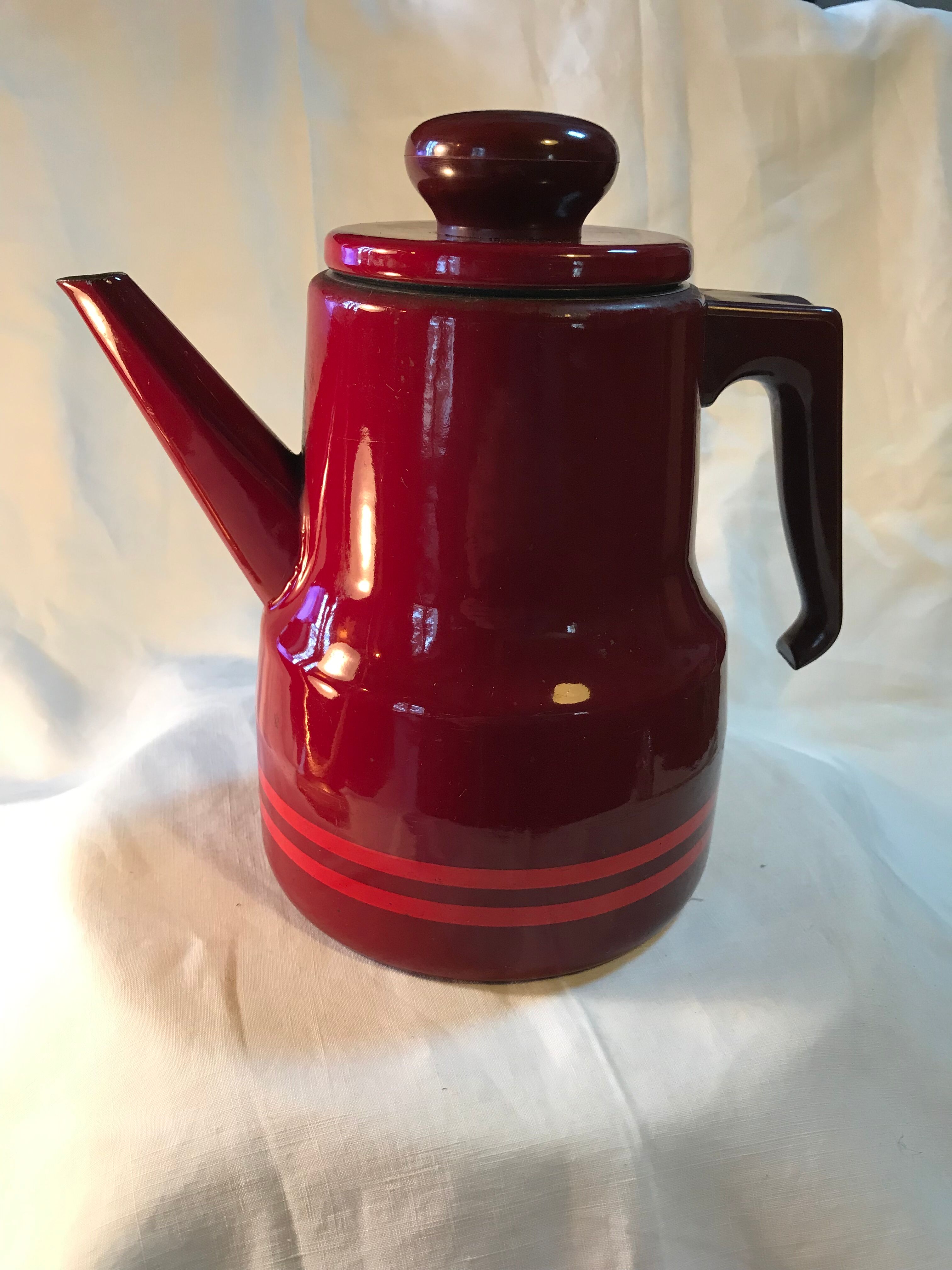 Vintage coffee maker in enamel and bakelite