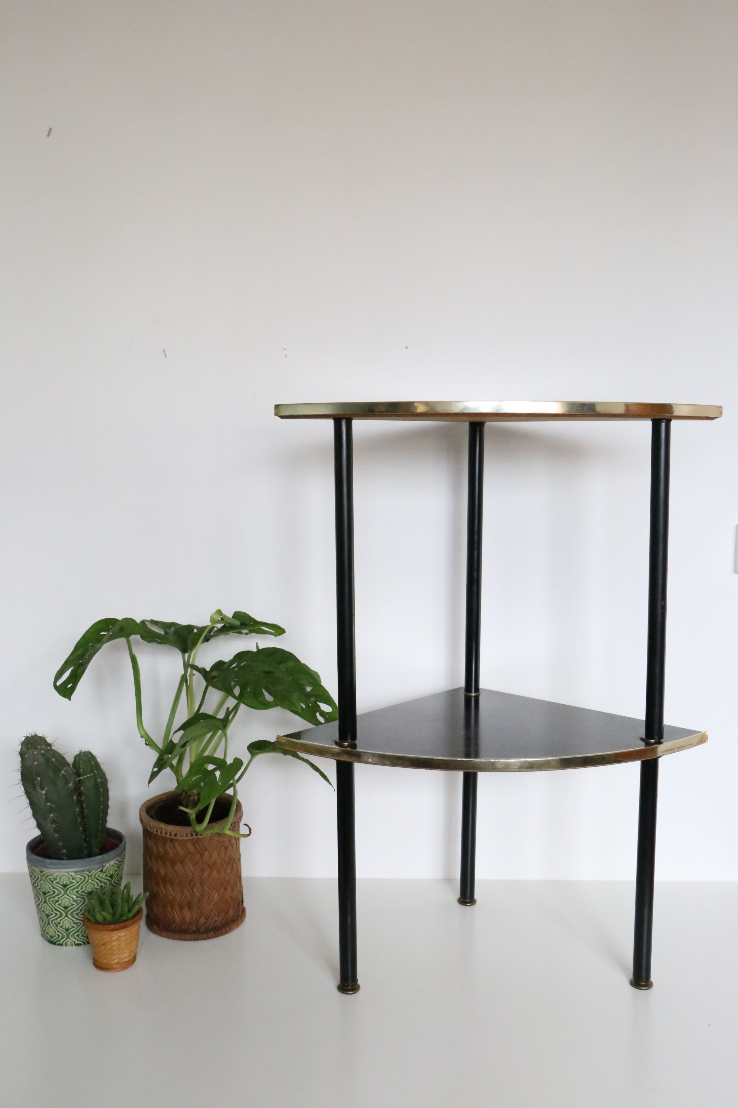 Angle shelf in formica