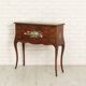 Commode décorative avec des motifs floraux