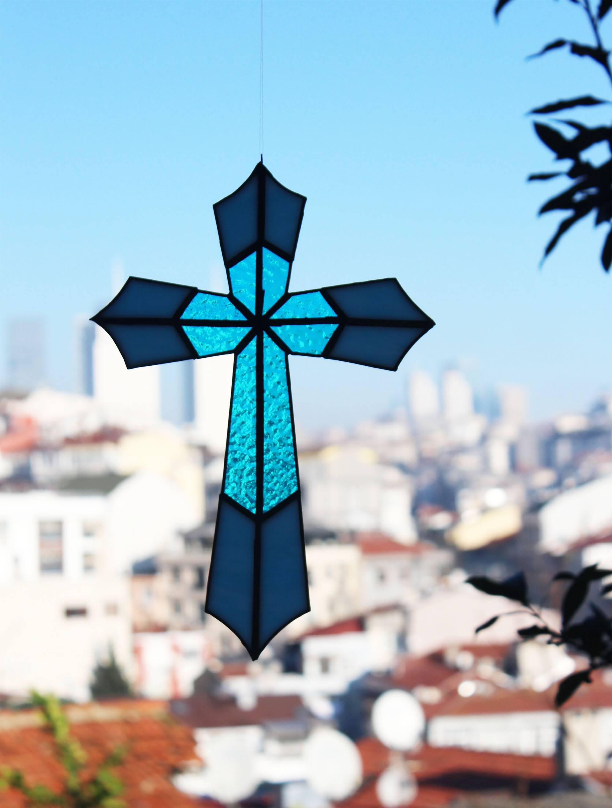 Vitrail Artisanal Croix – Verre Coloré Bleu – 40 × 50 cm – Pièce Unique