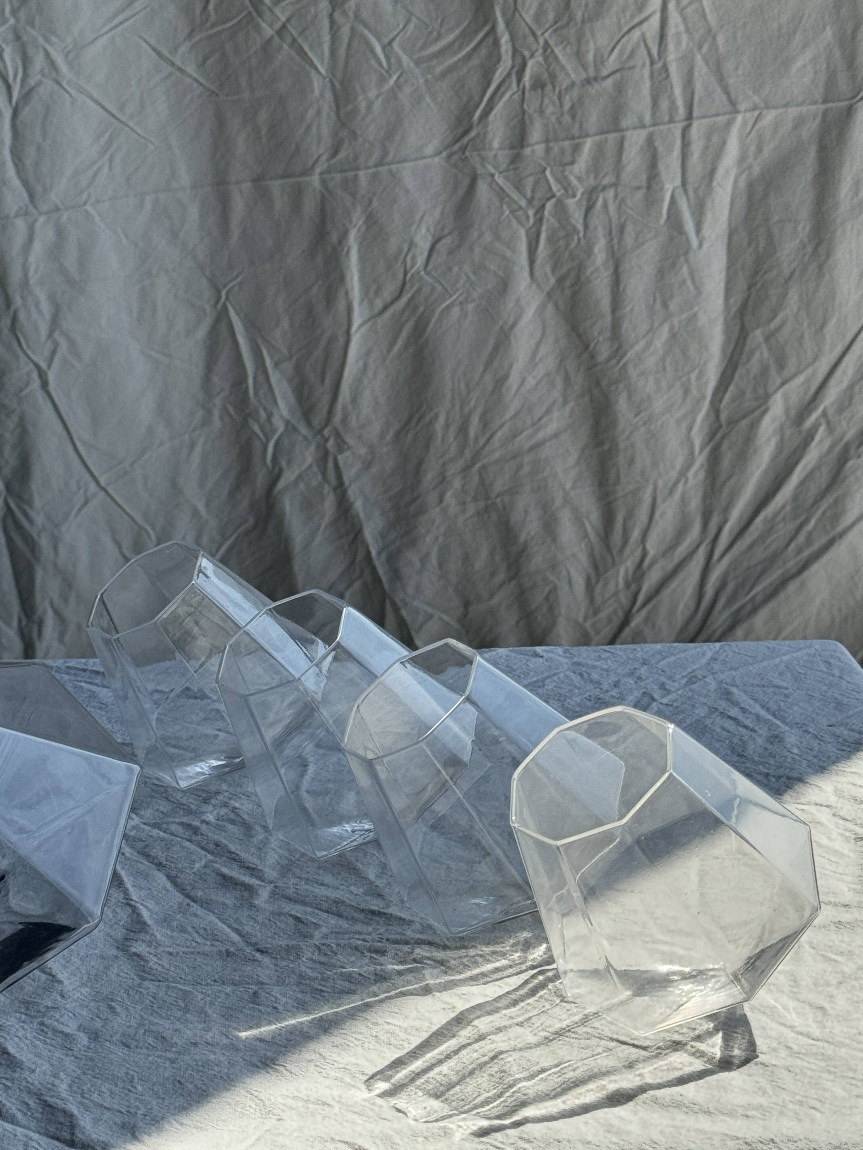 Small geometric carafe with diamond-shaped stopper and its 4 glasses