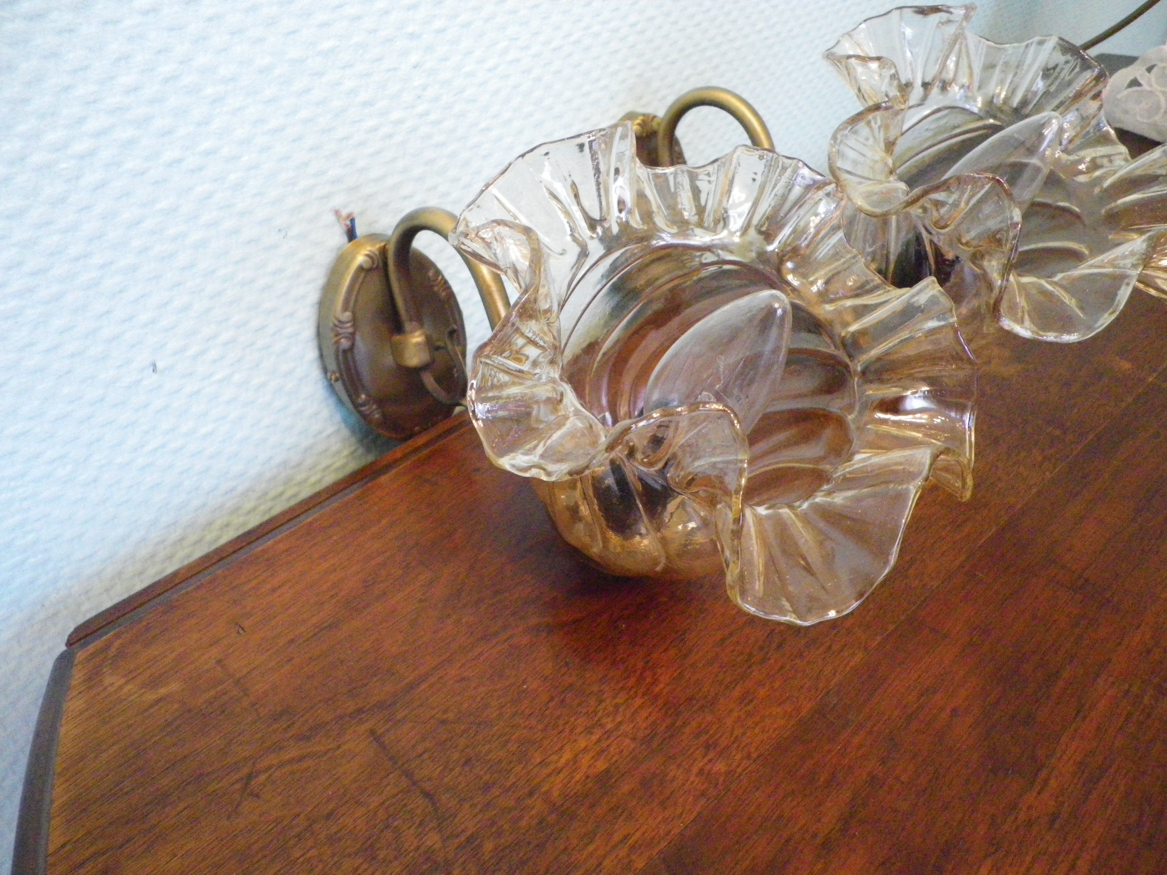 Wall lamps in gilded metal, verrine in the shape of amber glass corollas, 70s
