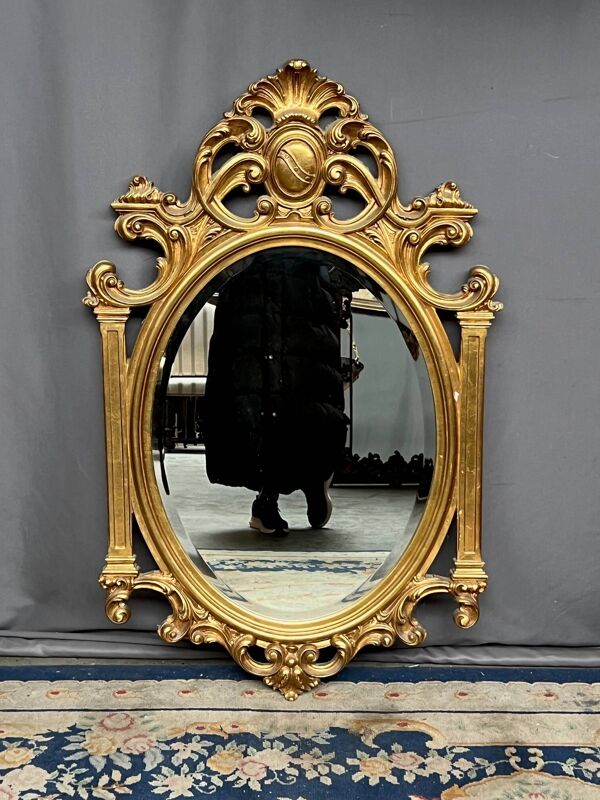 Miroir doré de style baroque. Bois.