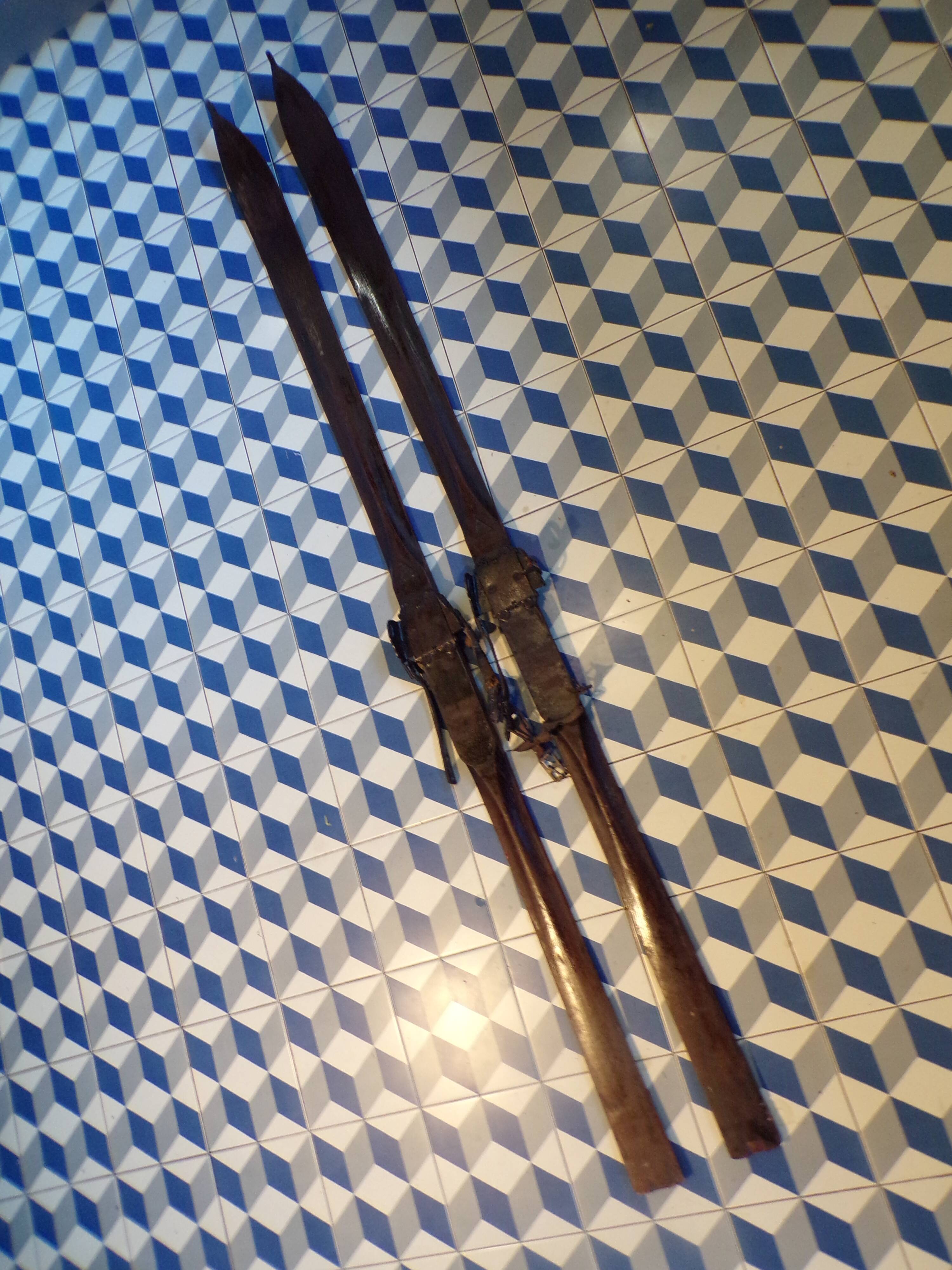 Paire de skis vintage en bois L=1.88m