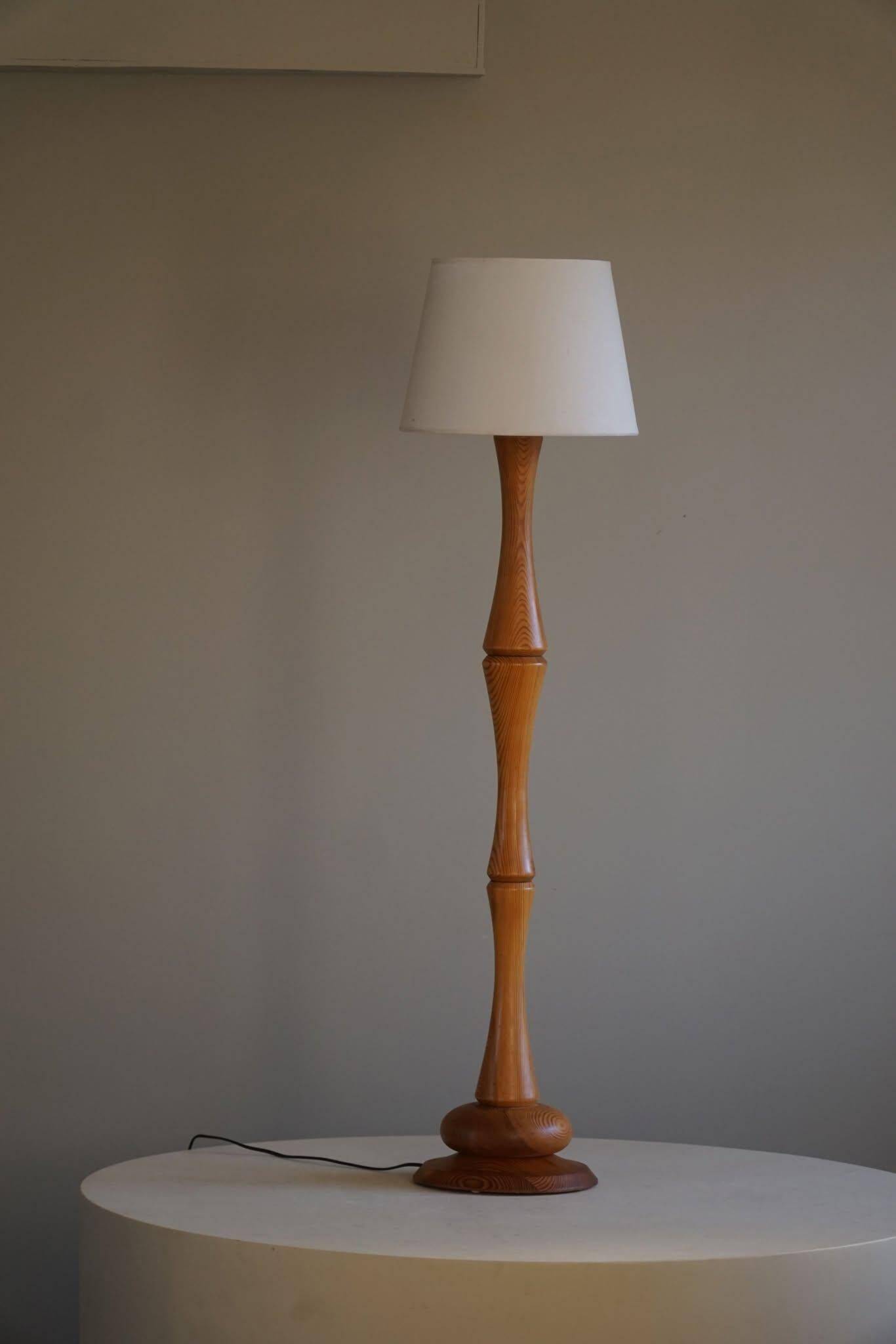Modern sculptural Scandinavian floor lamp in solid pine, 1970s.