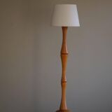 Modern sculptural Scandinavian floor lamp in solid pine, 1970s.