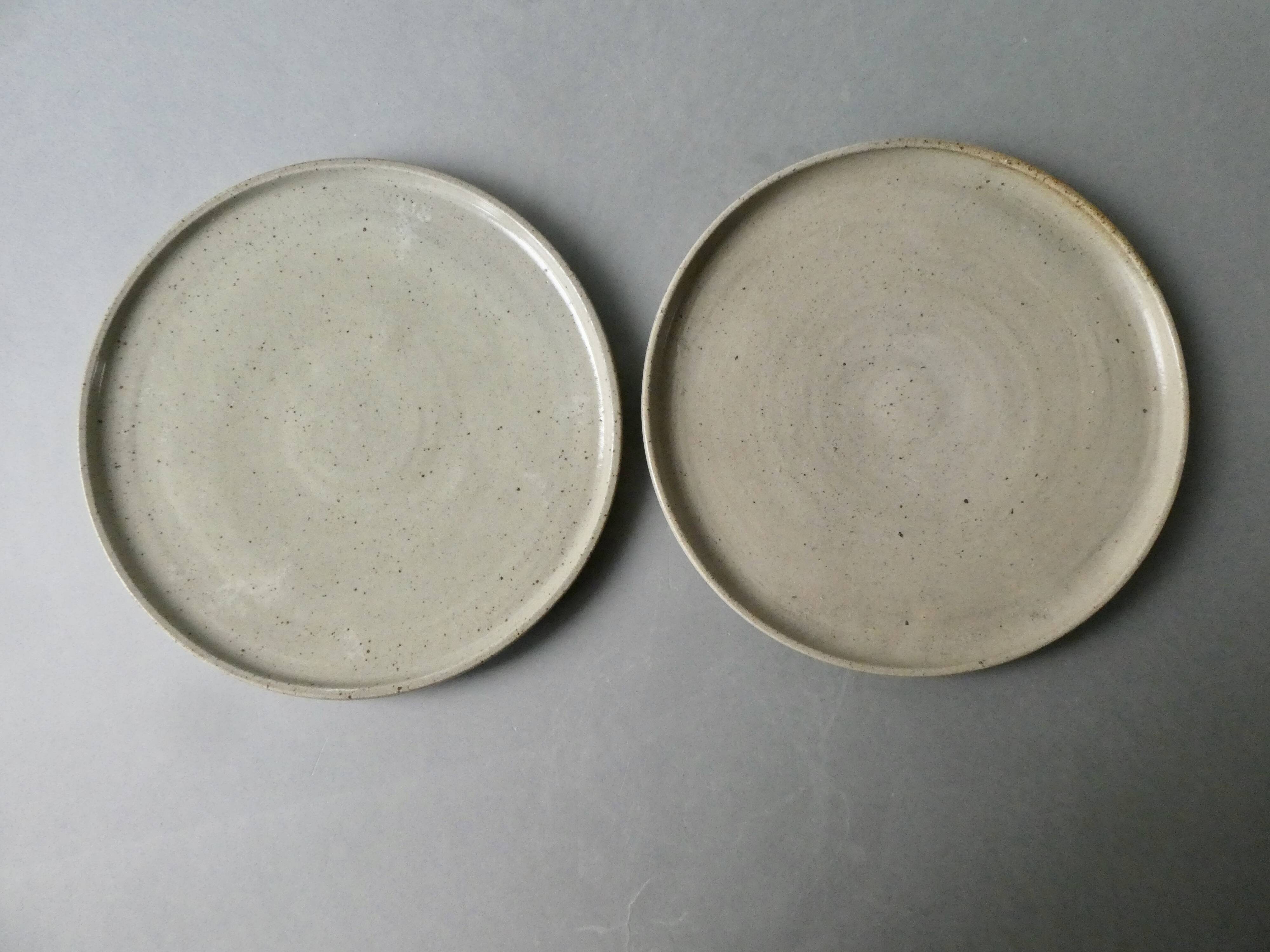 2 stoneware plates or small dishes